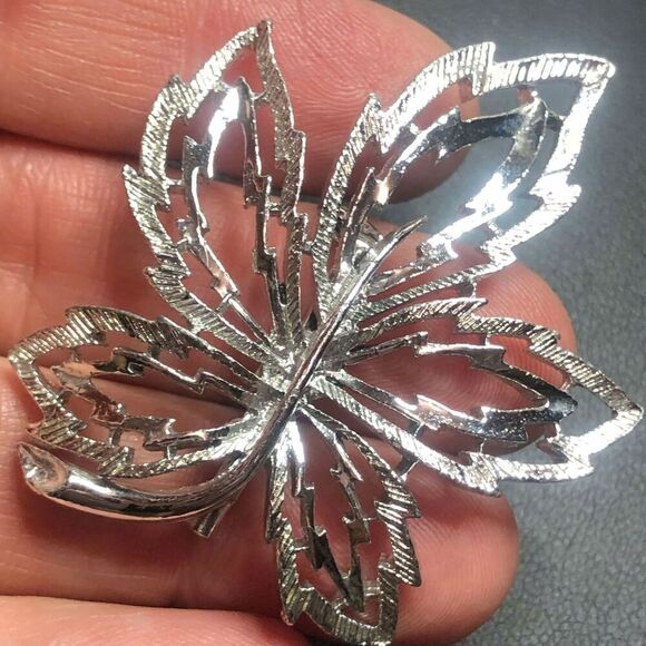 3549 Vintage silvertone Textured maple leaf brooch pin - Picture 1 of 2